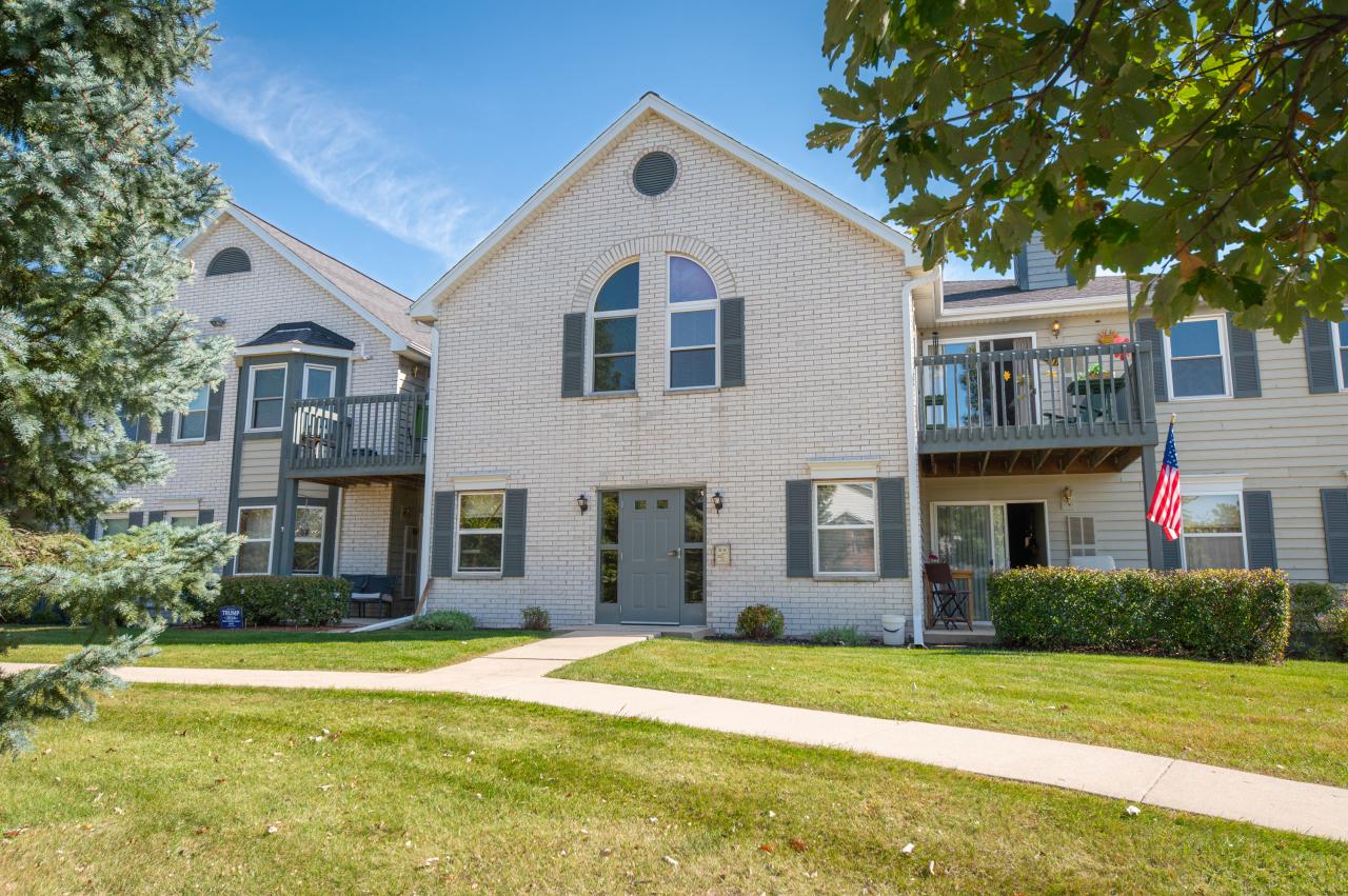 N25W24069 River Park #9, Pewaukee, WI 53072