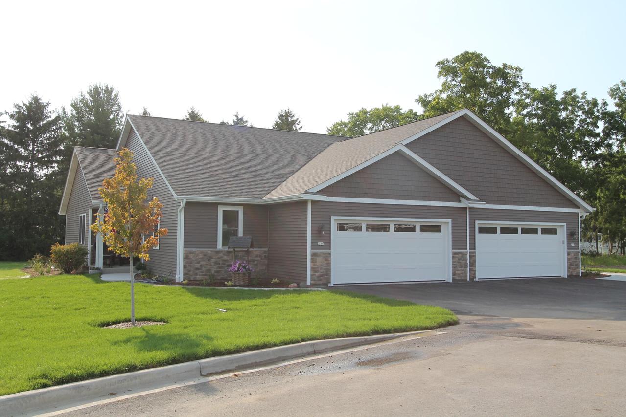 310 N Trailview Cir, Waterford, WI 53185