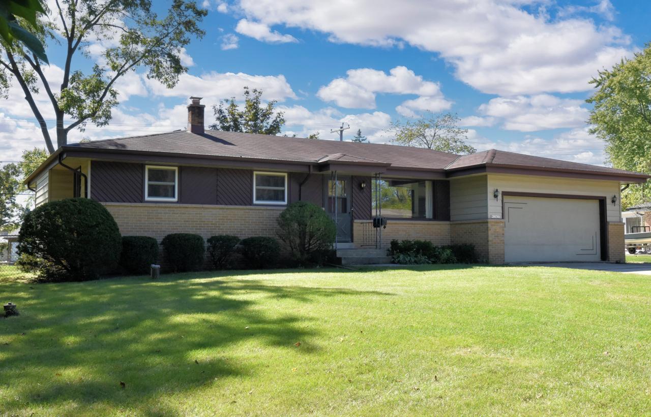 S66W12437 Somerset Dr, Muskego, WI 53150