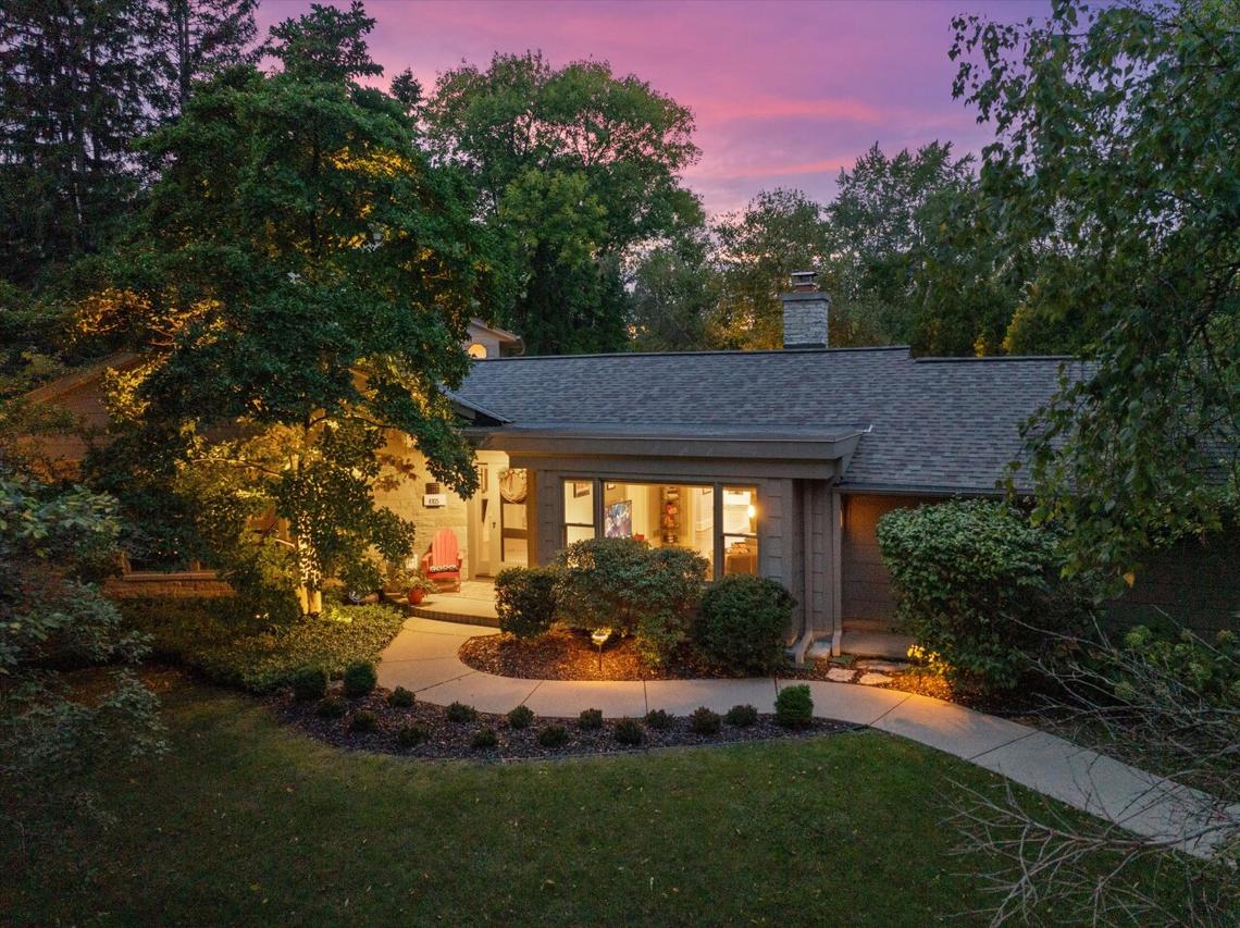 8165 N Gray Log Ln, Fox Point, WI 53217