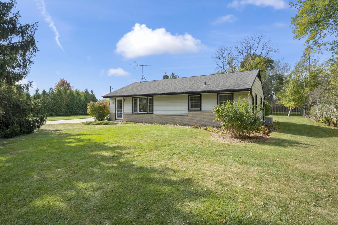 W202N9558 Club Cir, Menomonee Falls, WI 53051