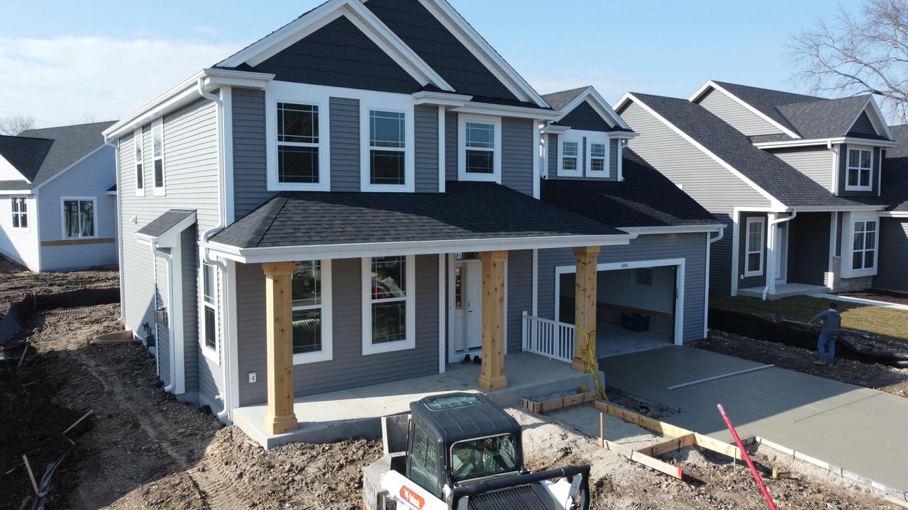 1026 Ridgeway Dr, Pewaukee, WI 53072