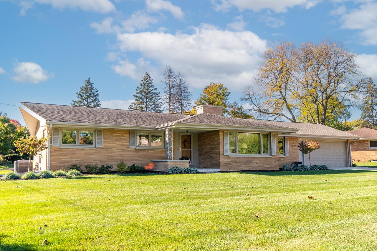 N77W14929 Wood View, Menomonee Falls, WI 53051