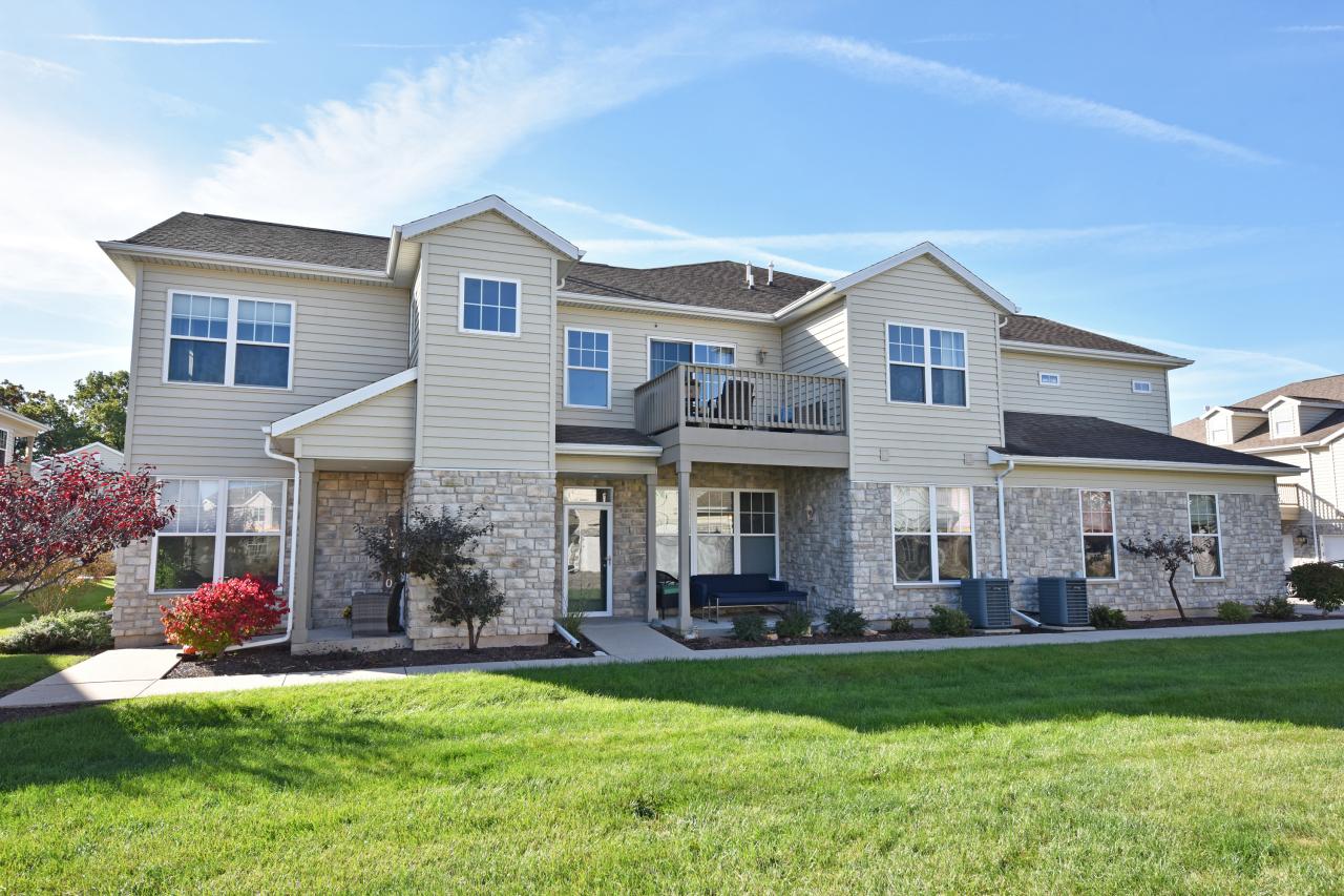N16W26460 Meadowgrass Cir #E, Pewaukee, WI 53072