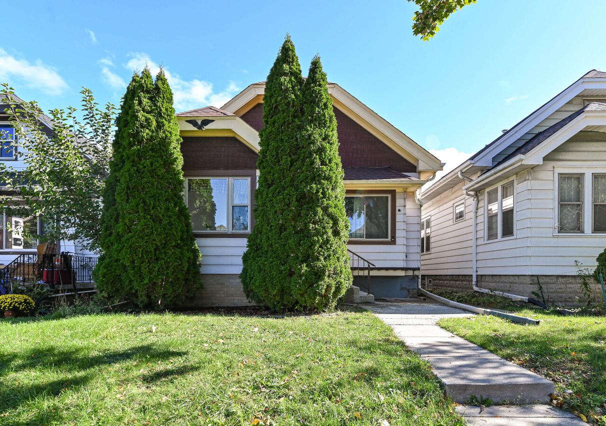 1964 S 71st St, West Allis, WI 53219