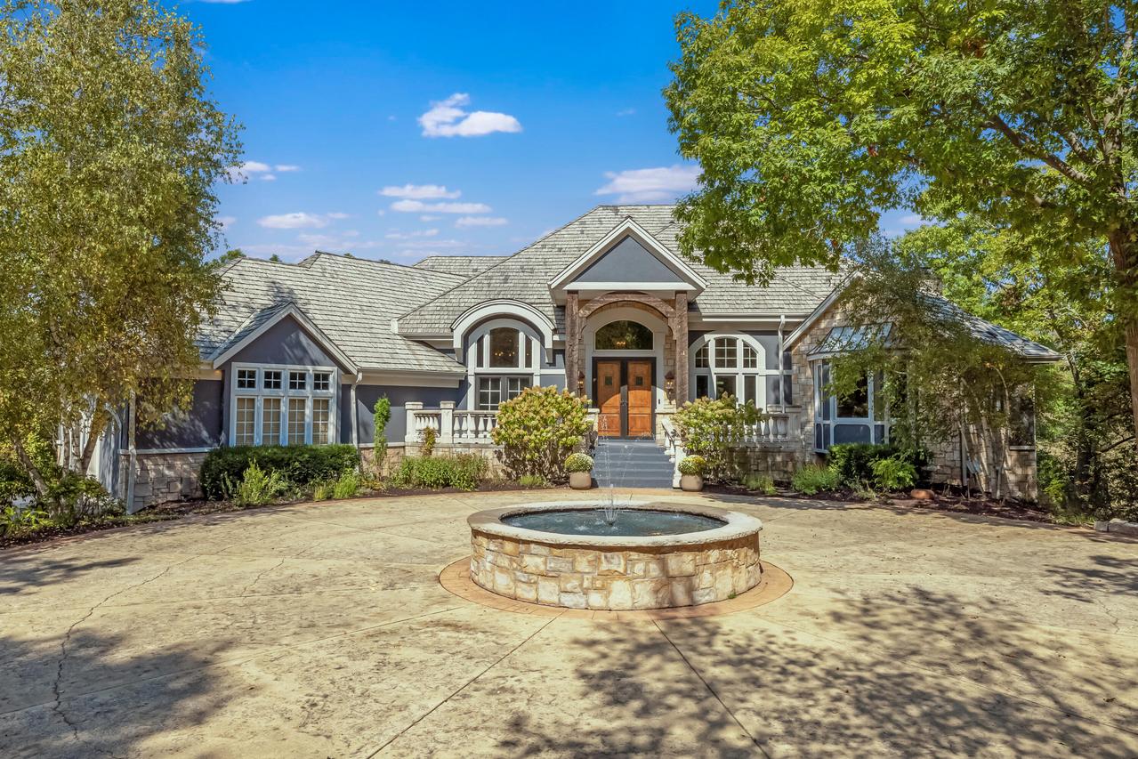 35320 Pabst Ct, Oconomowoc Lake, WI 53066