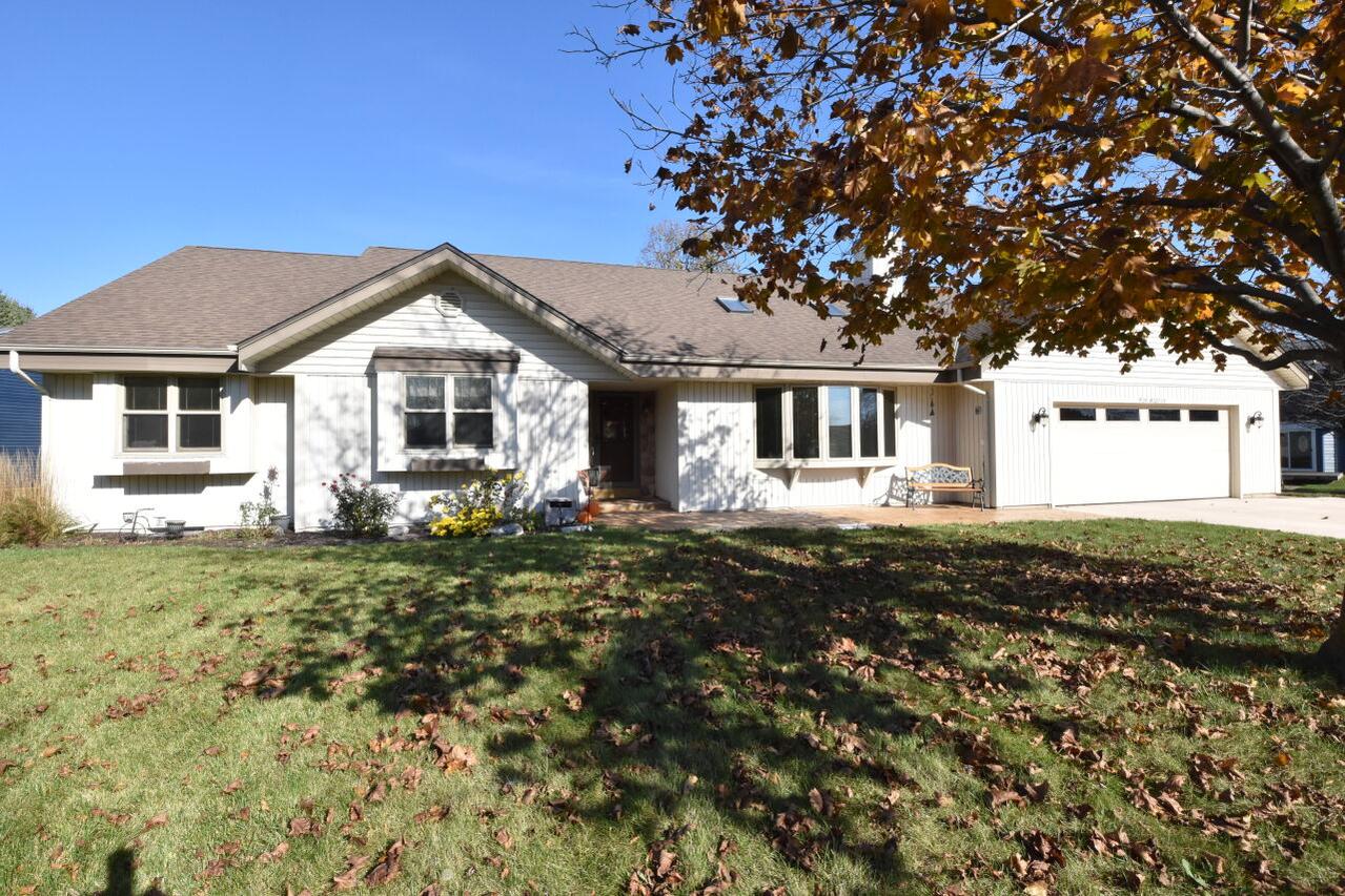 N24W22710 Meadowood Ln, Pewaukee, WI 53186