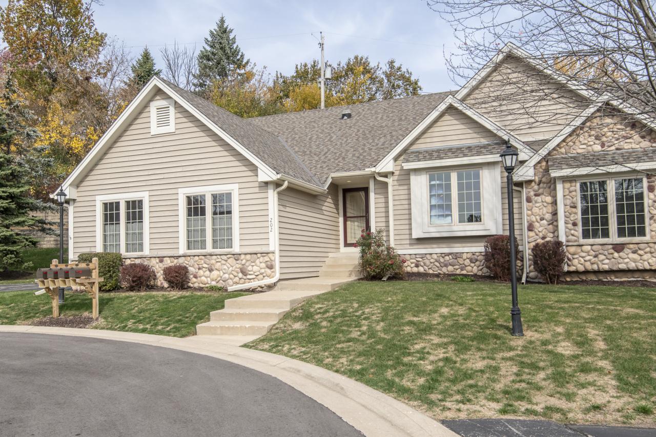 202 Endfield Cir #20, Waukesha, WI 53186