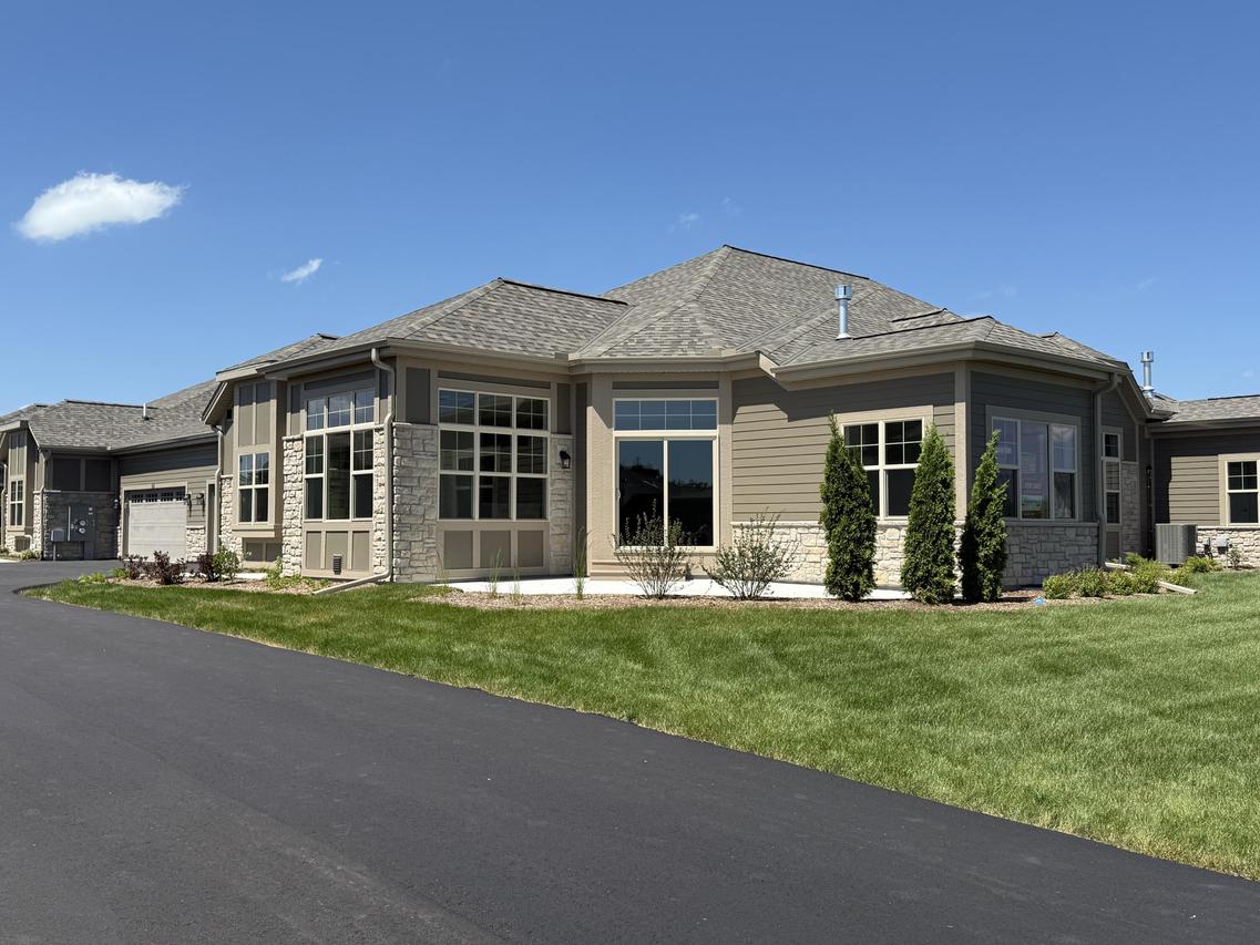 313 Standing Stone Dr #23-61, Waukesha, WI 53189