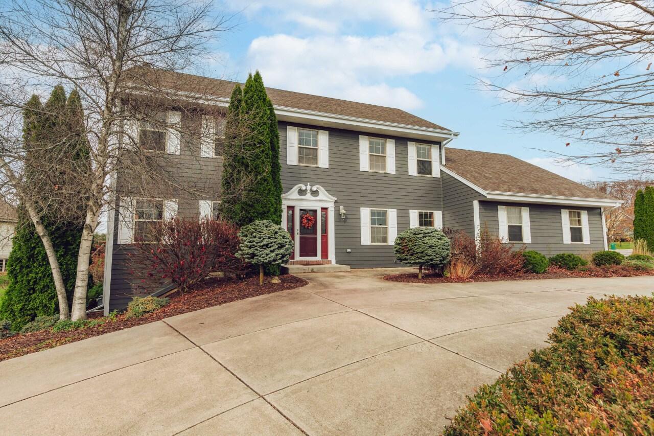 W127N6541 Blue Spruce Ct, Menomonee Falls, WI 53051
