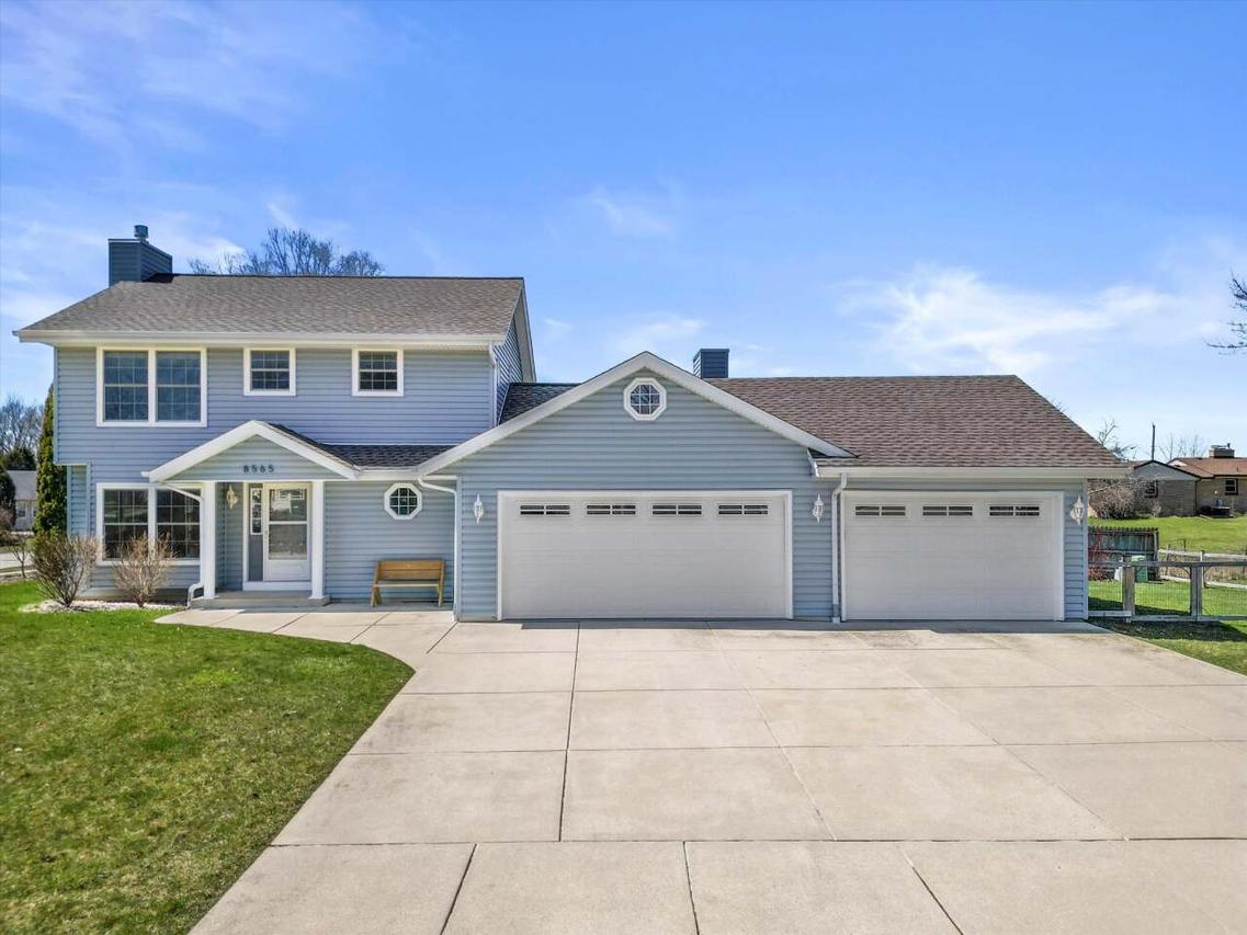8565 S Stone Creek, Oak Creek, WI 53154
