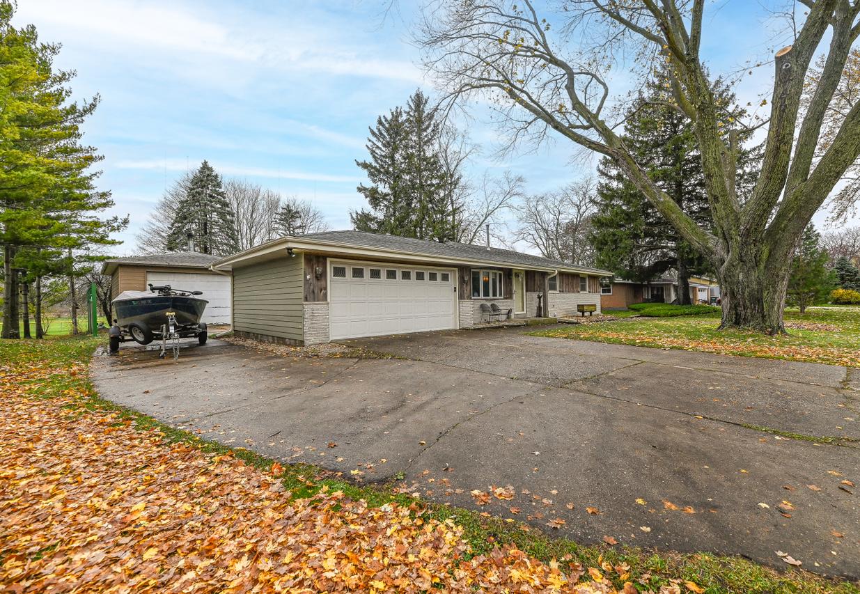 11713 W Woodside Dr, Hales Corners, WI 53130