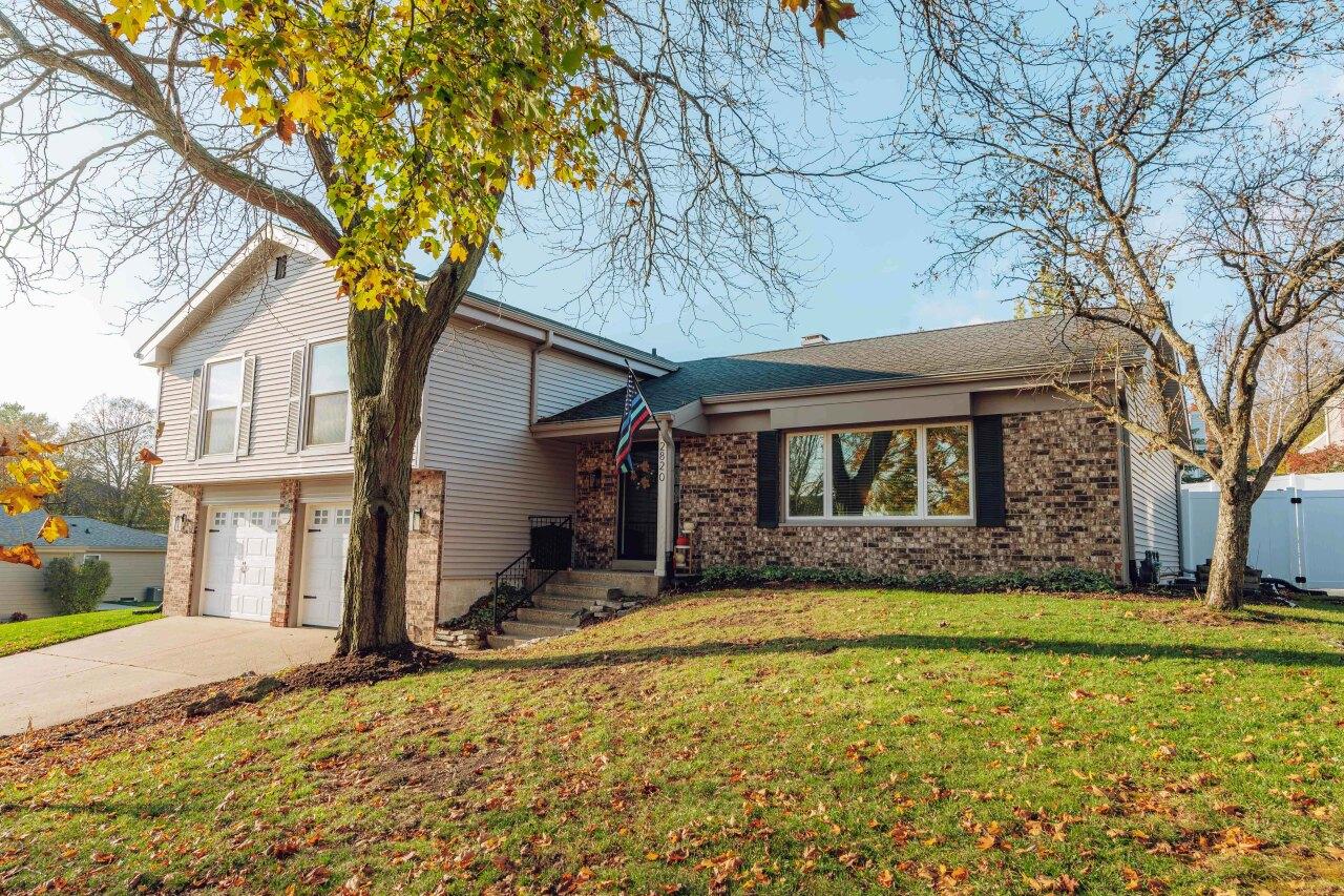 2820 Coventry Ln, Waukesha, WI 53188