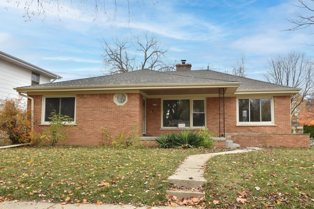2900 W Oriole Dr, Milwaukee, WI 53209