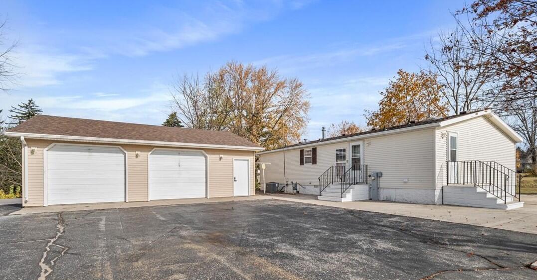 1314 Illinois Ave, New Holstein, WI 53061