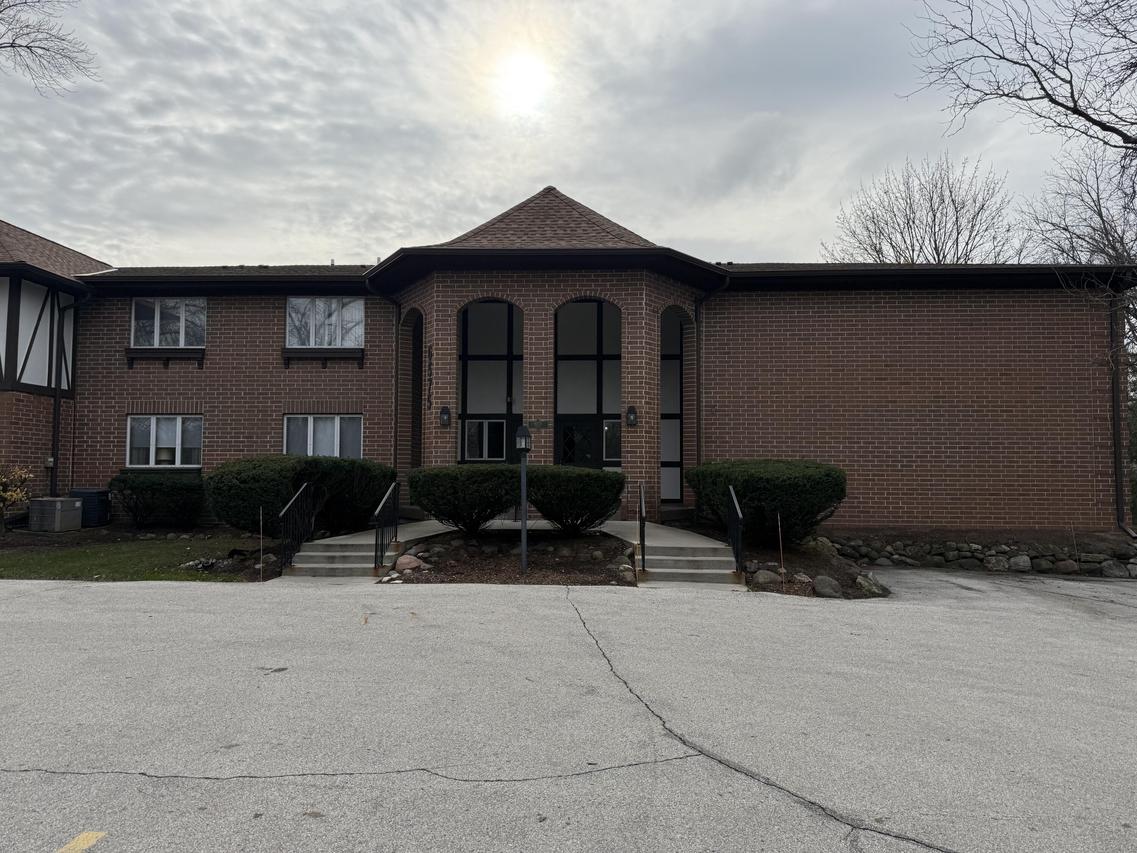 6575 N Green Bay Ave #208, Glendale, WI 53209