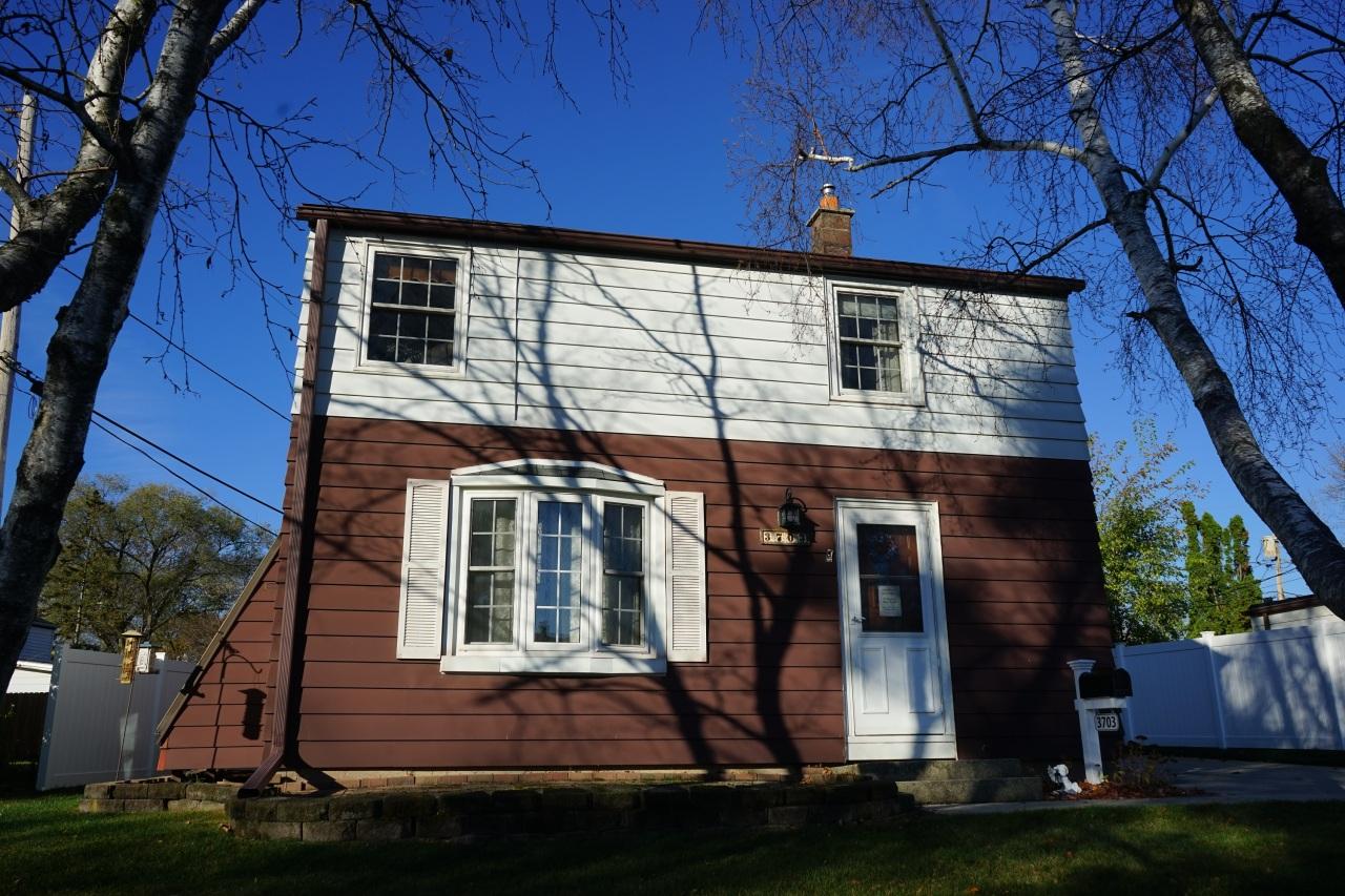 3703 S 46th St, Greenfield, WI 53220