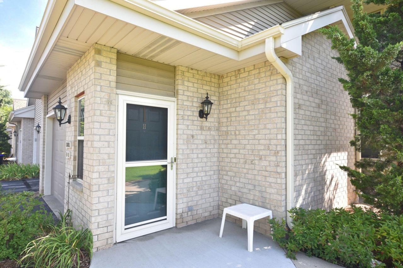 18605 Emerald Dr #H, Brookfield, WI 53045