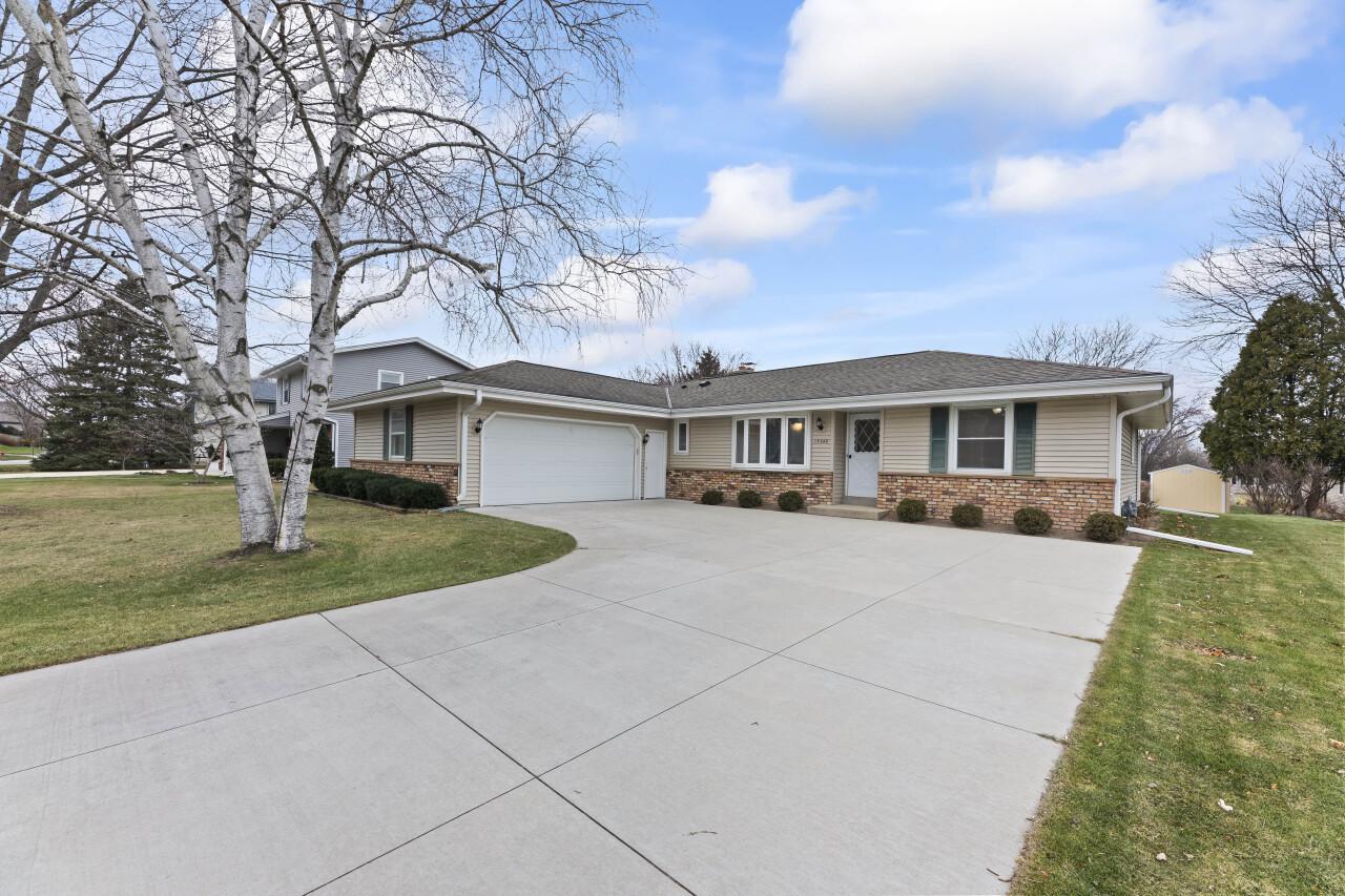 15340 W Mayflower Dr, New Berlin, WI 53151