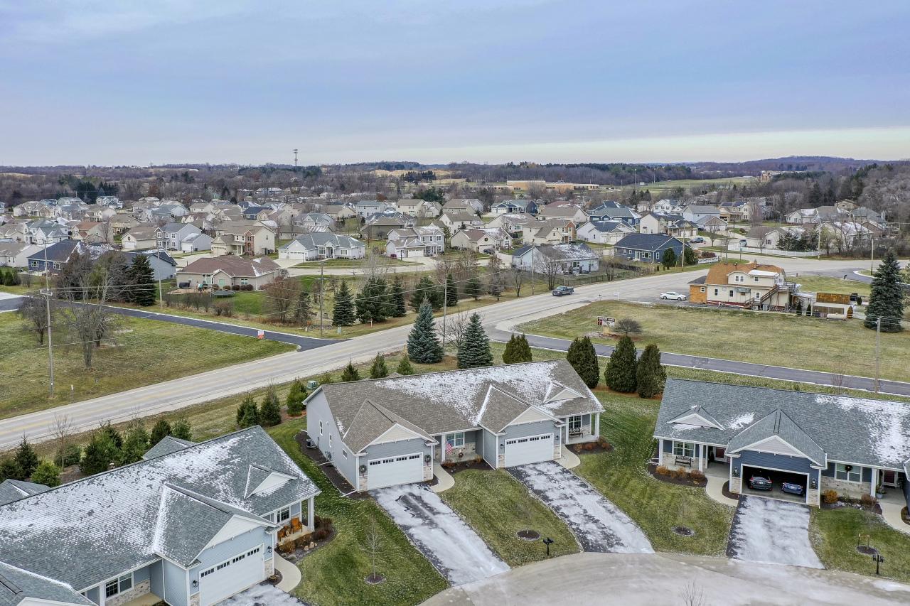639 Annecy Park #8, Waterford, WI 53185