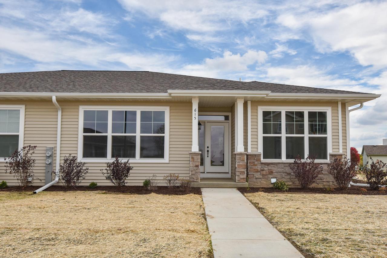 615 Hunter Oaks Blvd #B, Watertown, WI 53094