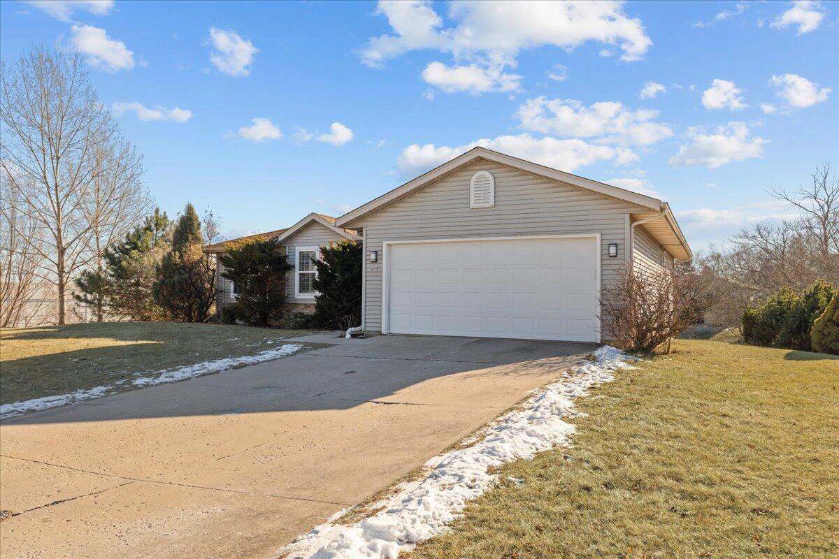 877 Niagara Ln, Port Washington, WI 53074