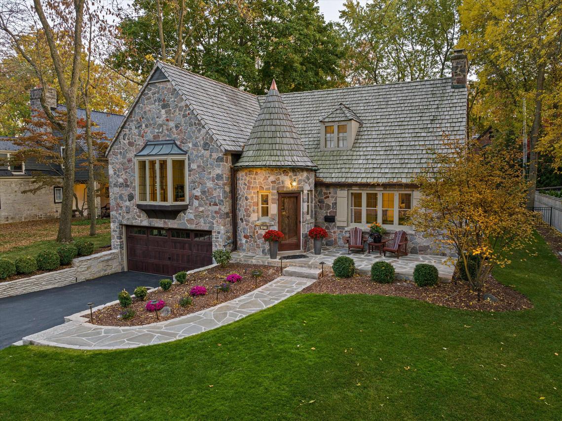 403 E Apple Tree Rd, Fox Point, WI 53217