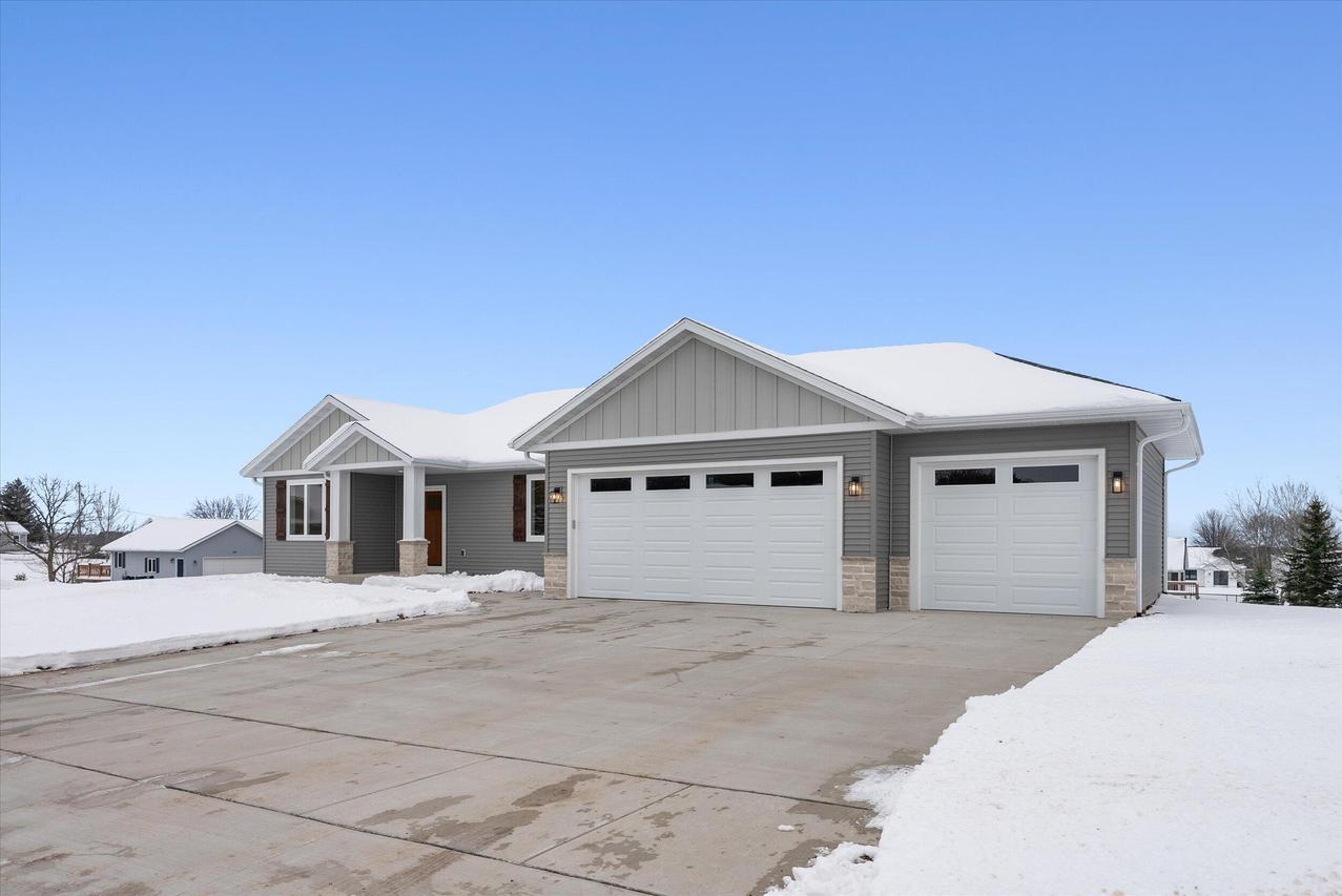 419 Eastfield Dr, Oostburg, WI 53070
