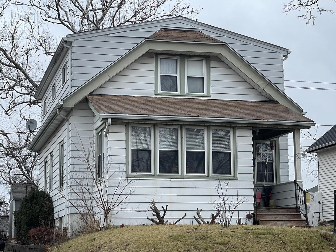 557 S Oak Park, Milwaukee, WI 53214