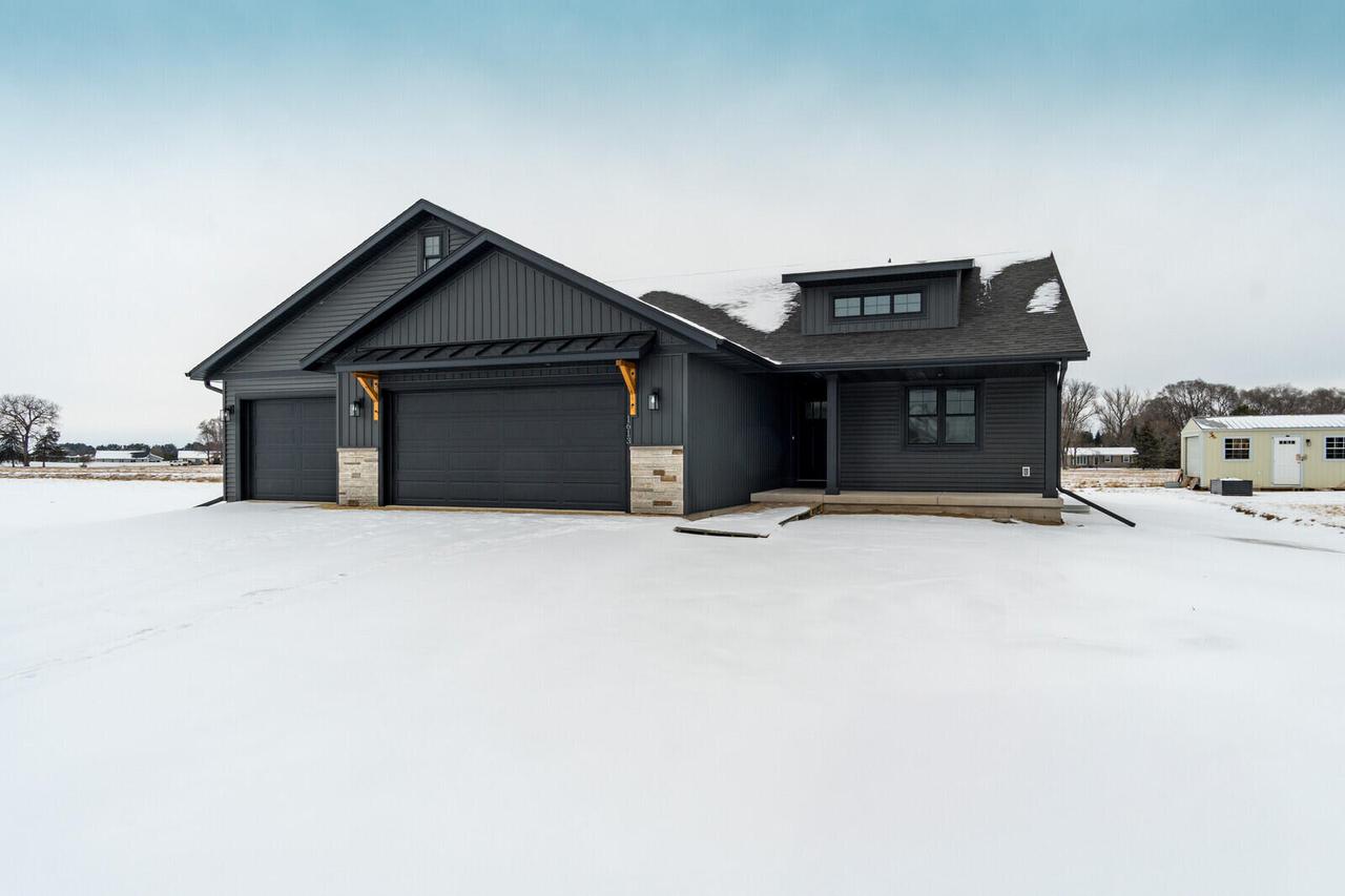 1613 Fox Glove St, Holmen, WI 54636