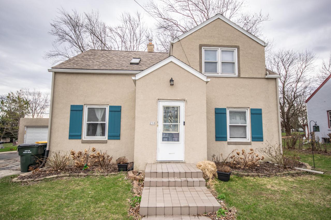 239 W Paradise Dr, West Bend, WI 53095