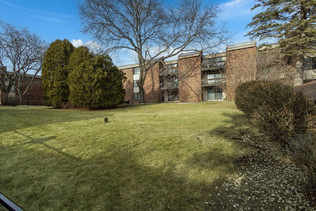 2200 W Good Hope Rd #317, Glendale, WI 53209