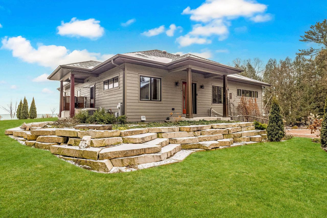 N1677 Alexander Ln, Holland, WI 53070