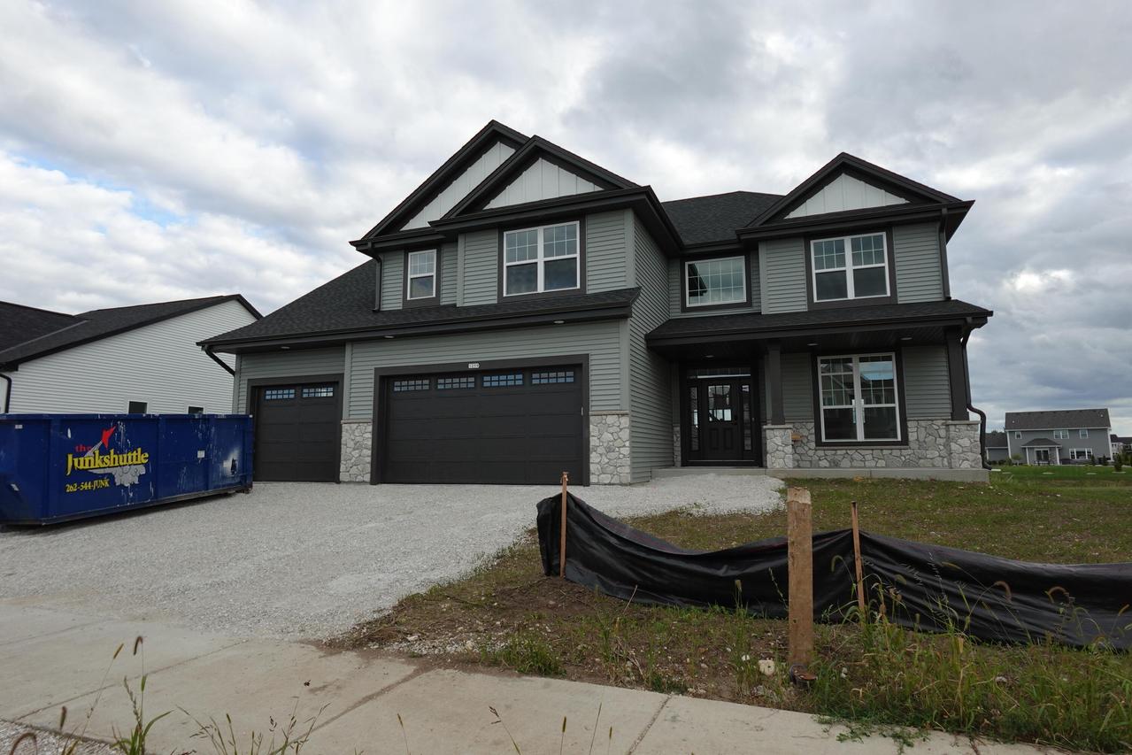 1259 Violet St, Oconomowoc, WI 53066