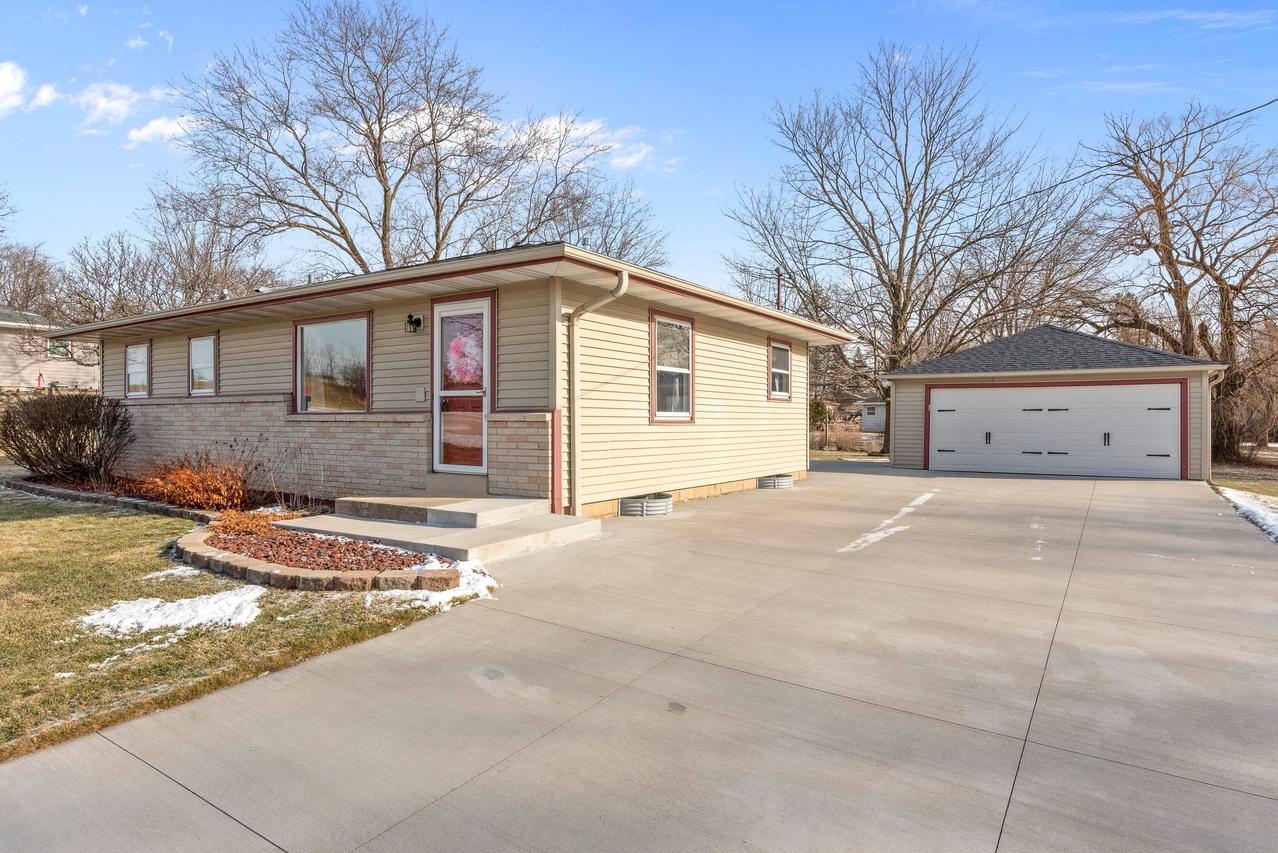 8720 S 16th St, Oak Creek, WI 53154
