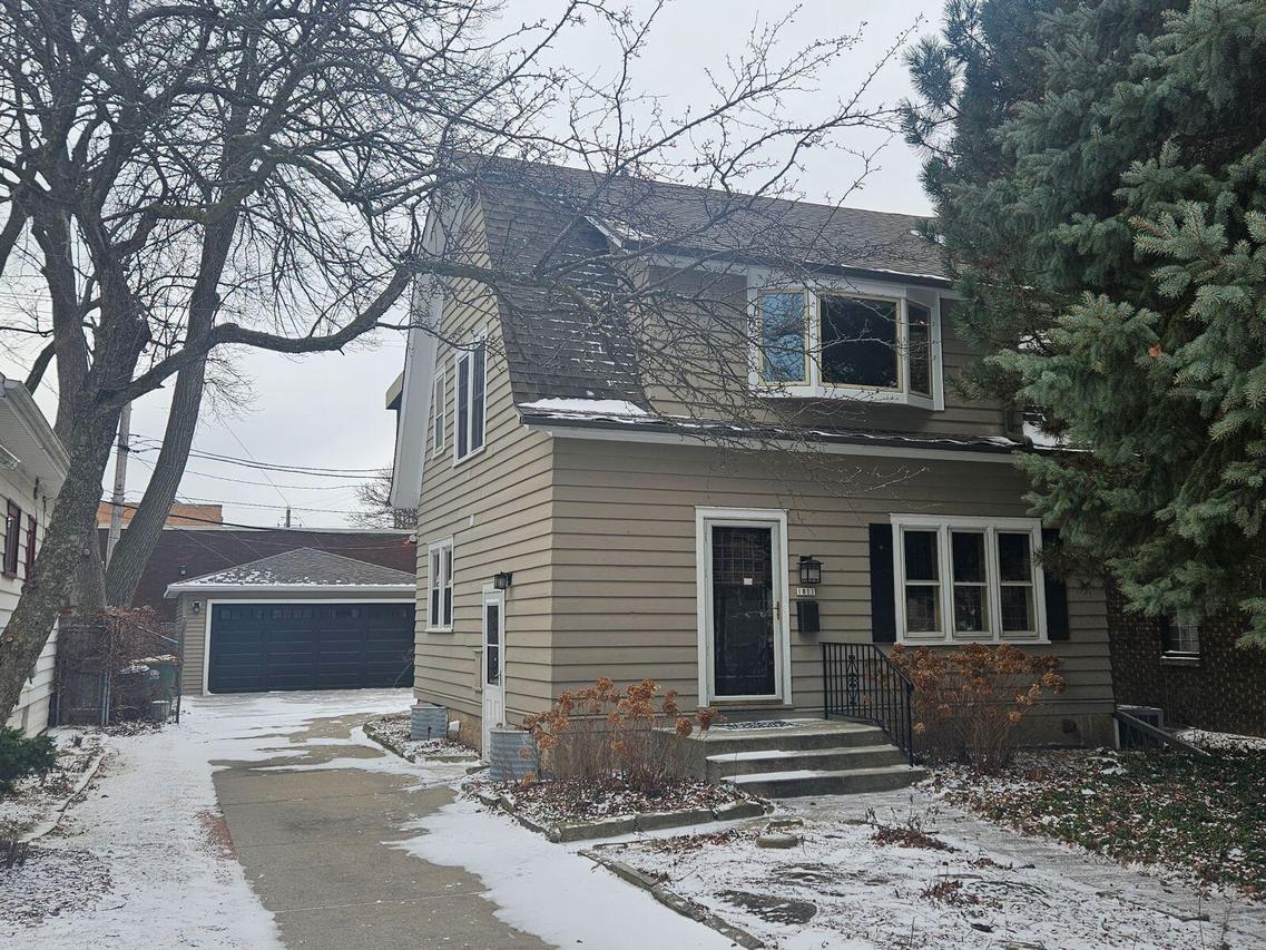 1811 E Elmdale Ct, Shorewood, WI 53211