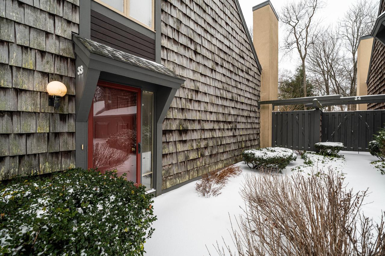 33 Stonewood Ct, Wind Point, WI 53402