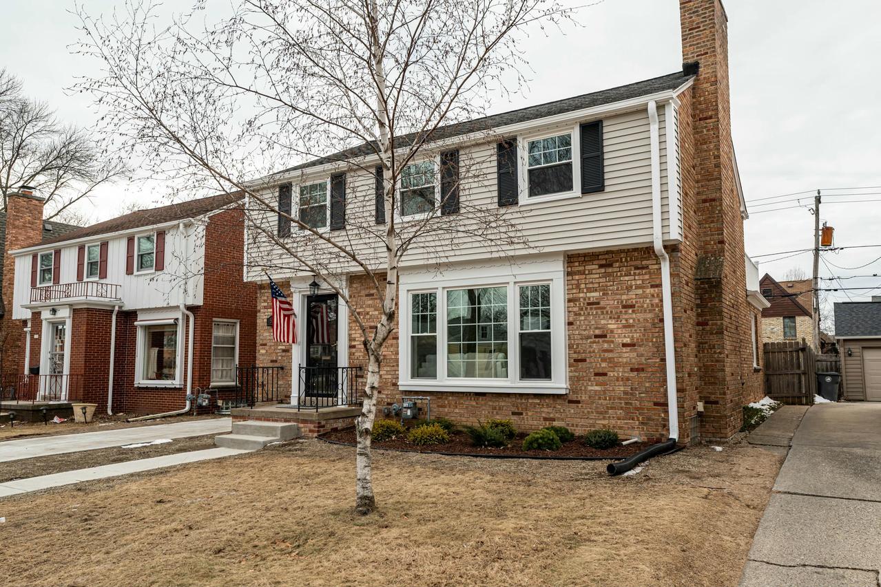 5715 N Shoreland Ave, Whitefish Bay, WI 53217