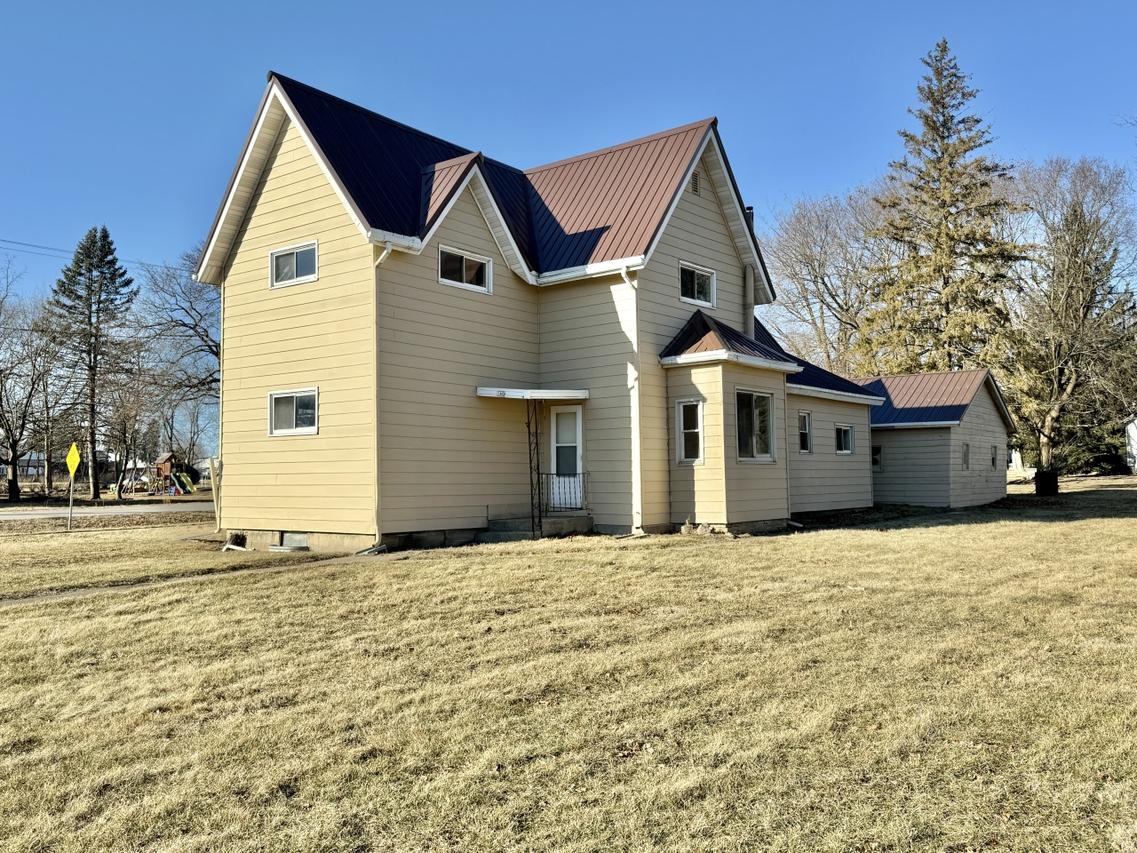 140 Seymour St, Sharon, WI 53585
