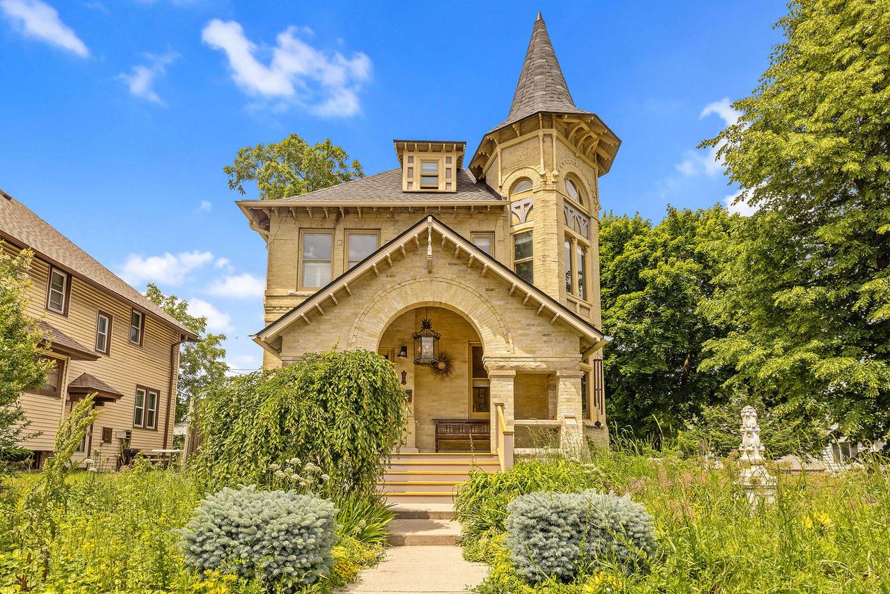 3402 W Saint Paul Ave, Milwaukee, WI 53208