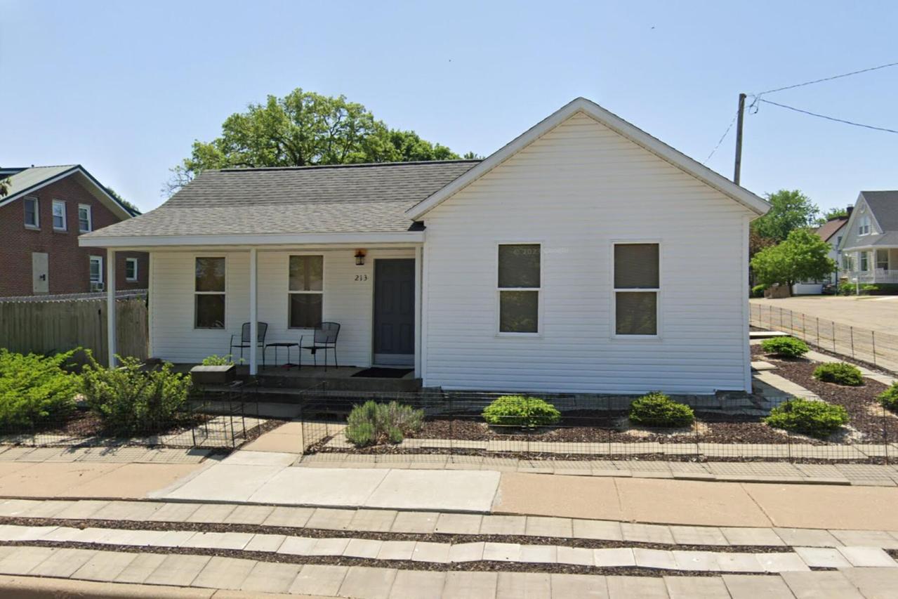 213 E Walnut St, Dodgeville, WI 53533