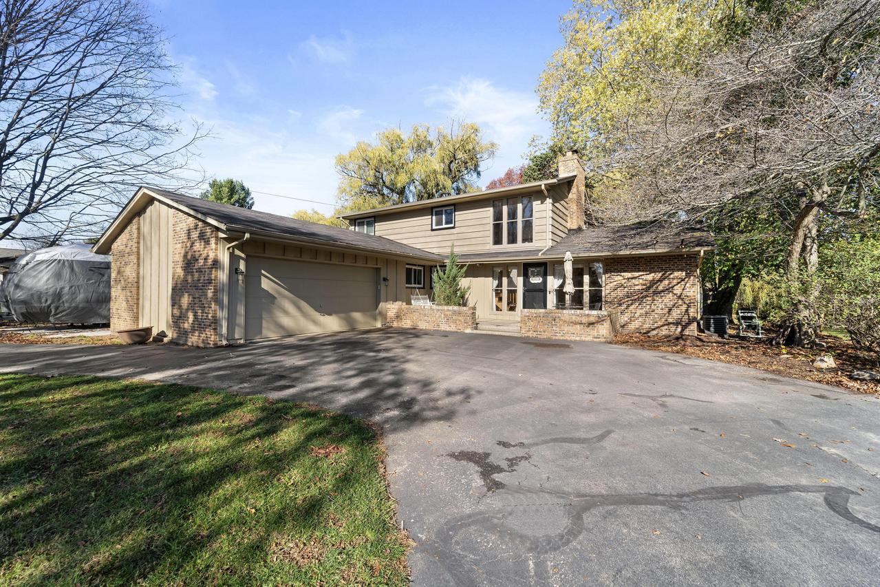 302 Jonsue Ln, Wind Point, WI 53402