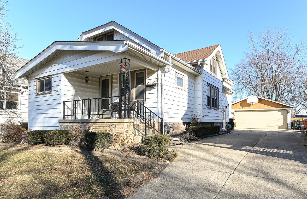 1216 S 88th St, West Allis, WI 53214