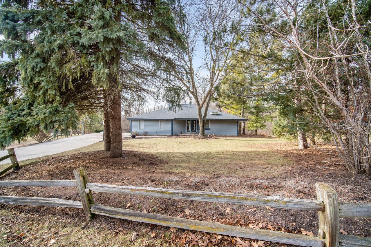 W238N4683 Woods Edge Dr, Pewaukee, WI 53072