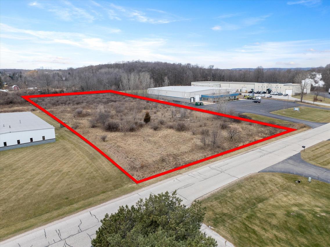 3050 Helsan Dr, Richfield, WI 53076
