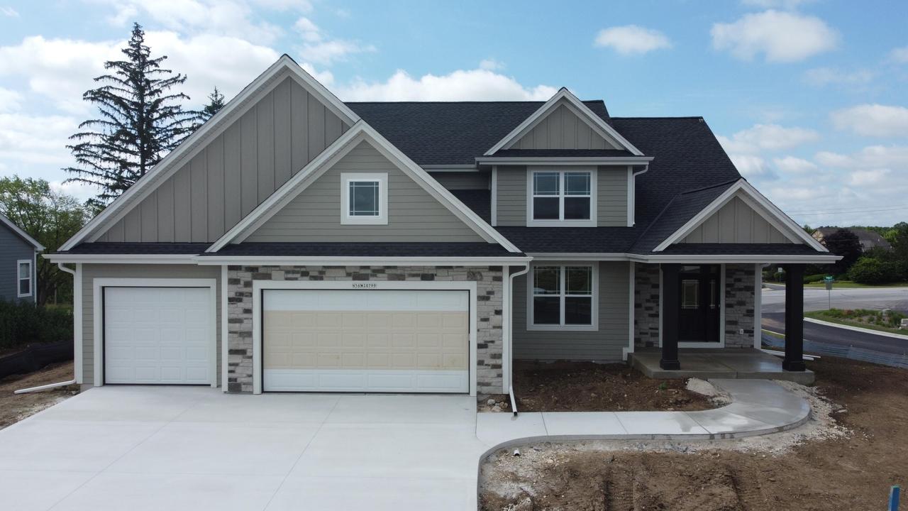 N56W20799 Muirfield Dr, Menomonee Falls, WI 53051