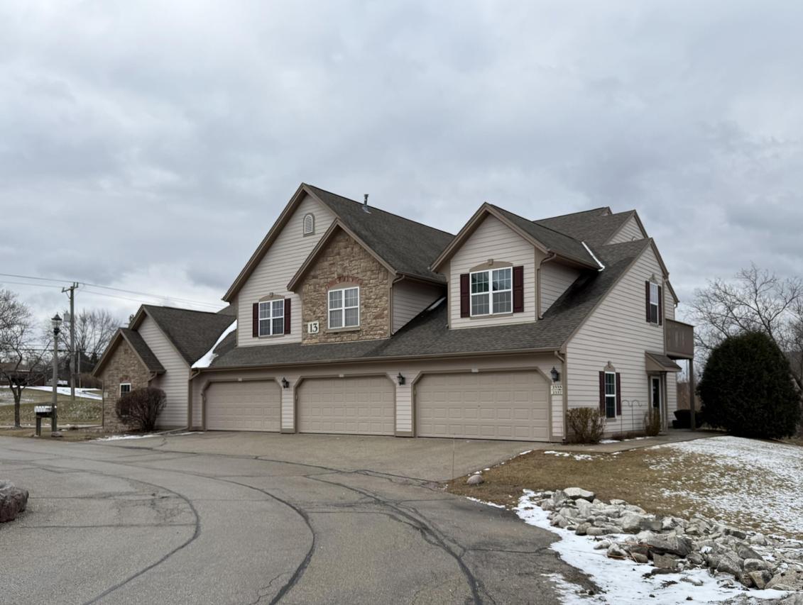 2331 W Vista Bella Dr, Oak Creek, WI 53154