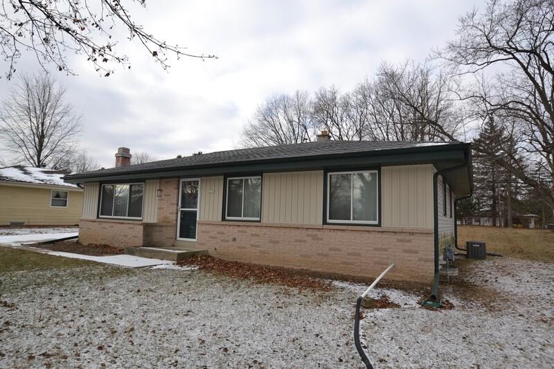 6141 S 36th St, Greenfield, WI 53221