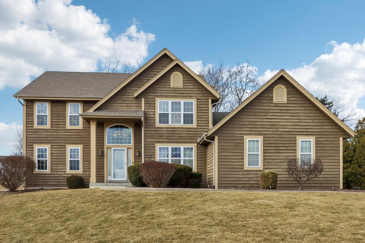 W157N7437 Stonewood Cir, Menomonee Falls, WI 53051