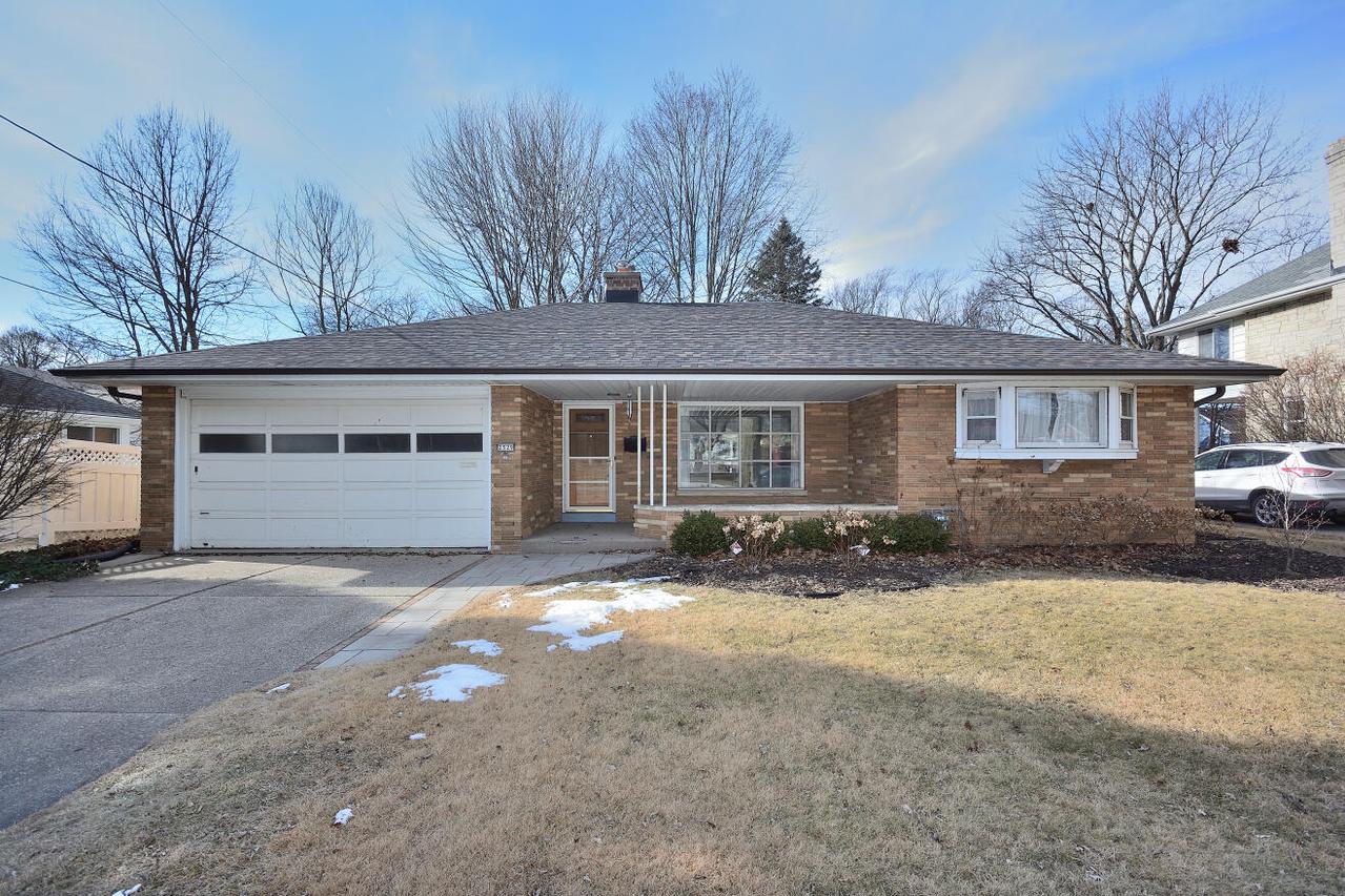 2529 N Swan Blvd, Wauwatosa, WI 53226